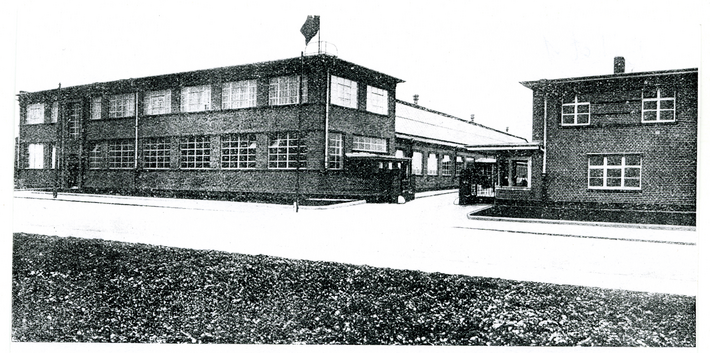 Historical picture of the entrance to the company premises in Böhlitz-Ehrenberg