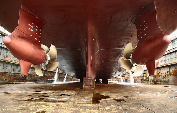 Schiff in einem Trockendock mit Ansicht auf einen Pod Antrieb