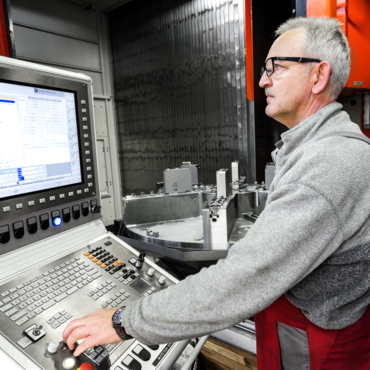 KRW Mitarbeiter an einer Produktionsmaschine